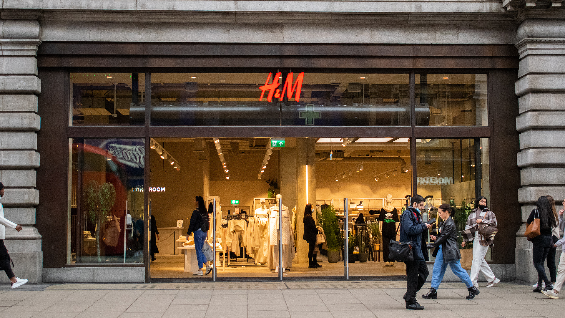 H&M suspends sales in Russia and closes stores in Ukraine - TheIndustry ...