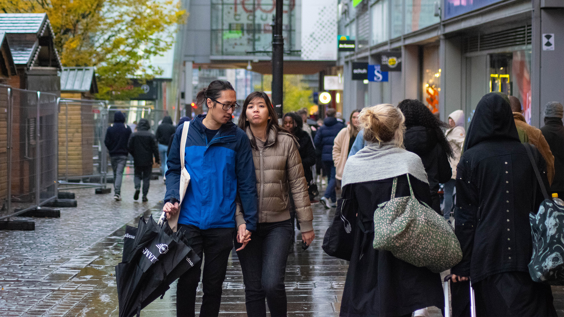 Retail sales return to growth as shoppers start Christmas spending