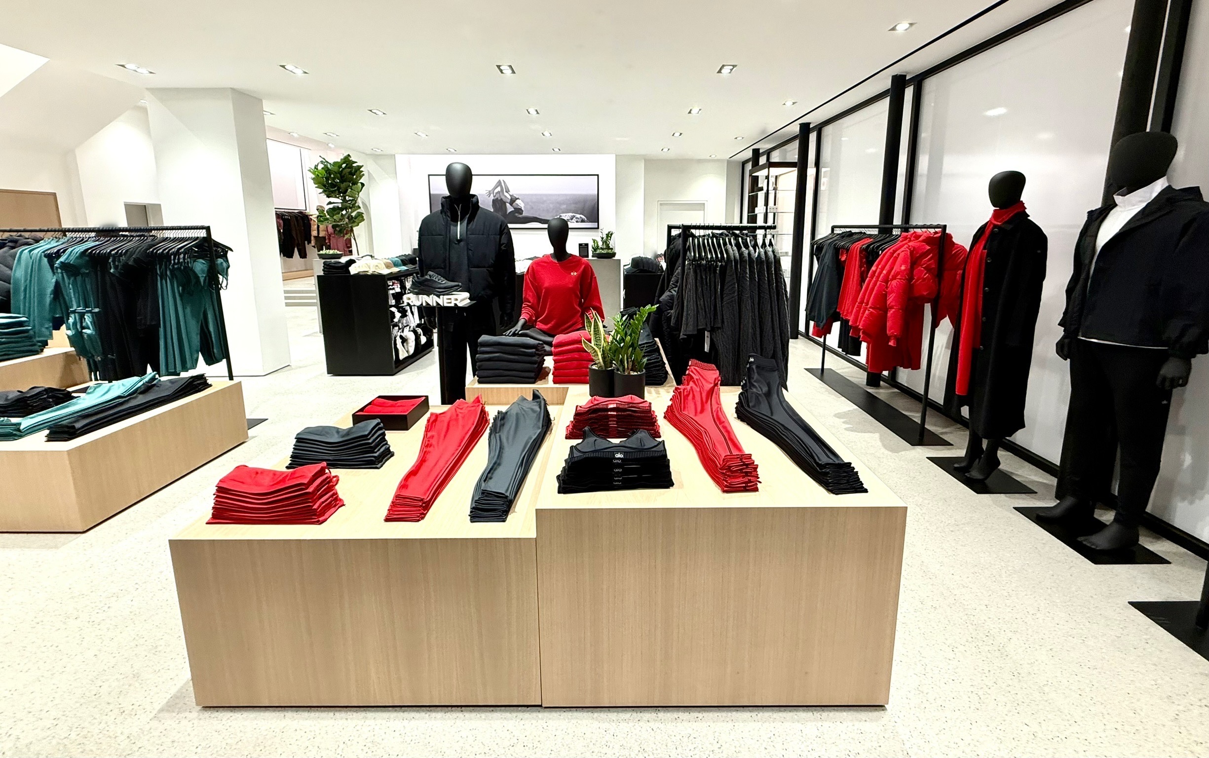 Online success sees Alo Yoga stretch retail reach to Ireland with new  Dublin store - TheIndustry.fashion